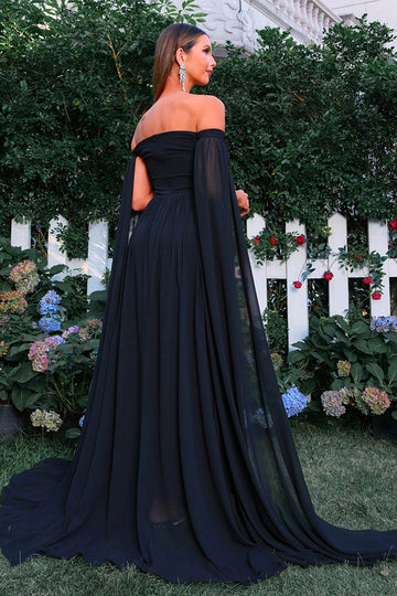 Elegant svart off-shoulder ballkjole med flytende kappeermer